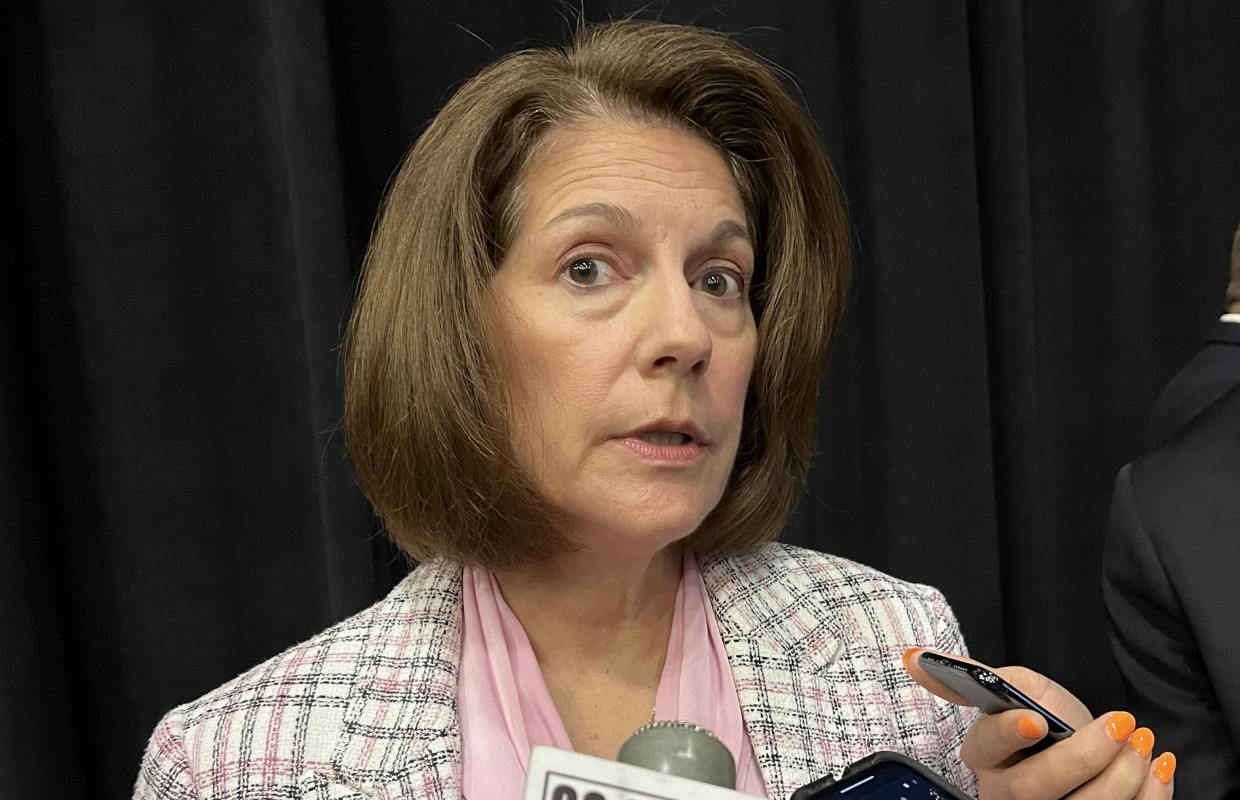 Trailblazing senator wows Dem crowd