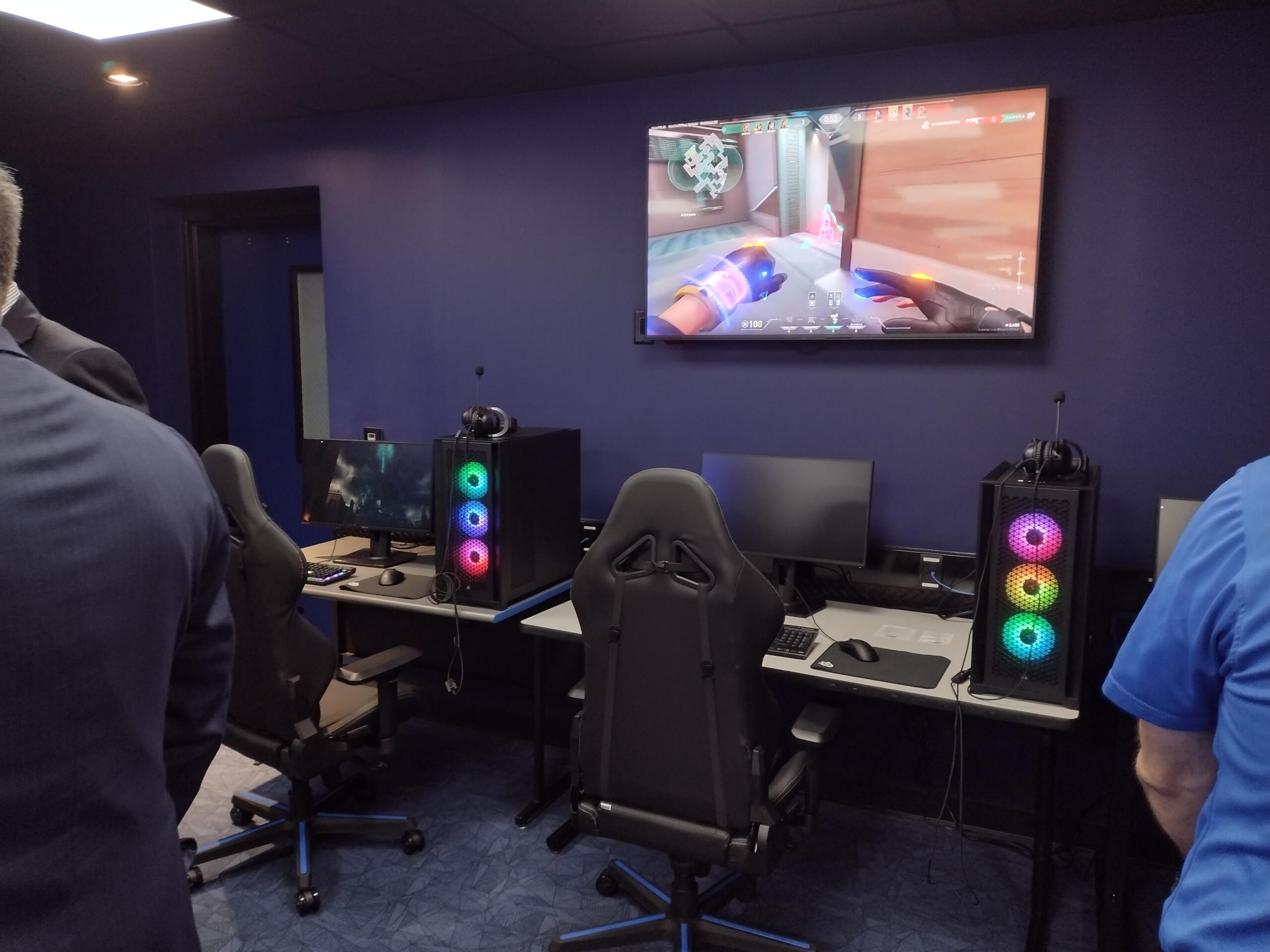 UIS opens E-sports arena UIS opens E-sports arena